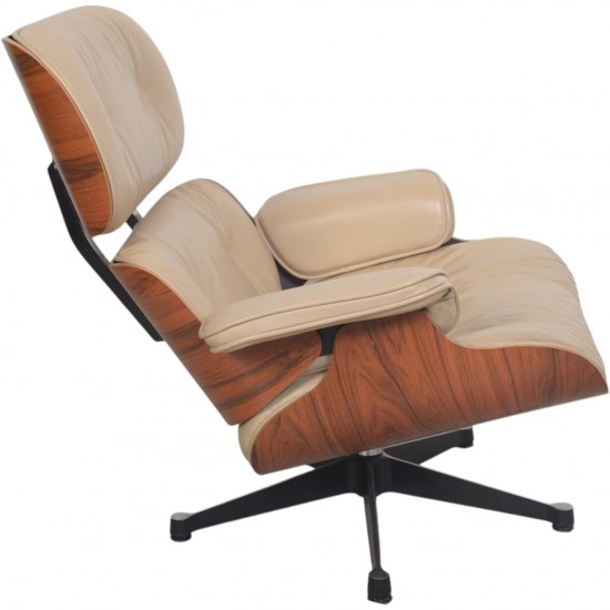 Charles Eames Lounge chair i beige læder 2005