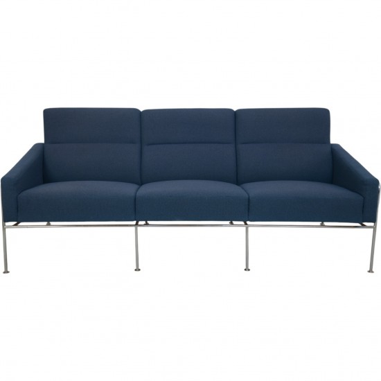 Arne Jacobsen 3303 3.seater airport sofa in blue fabric 1984