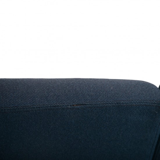 Arne Jacobsen 3303 3.seater airport sofa in blue fabric 1984