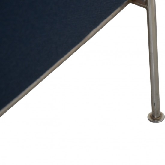 Arne Jacobsen 3303 3.seater airport sofa in blue fabric 1984