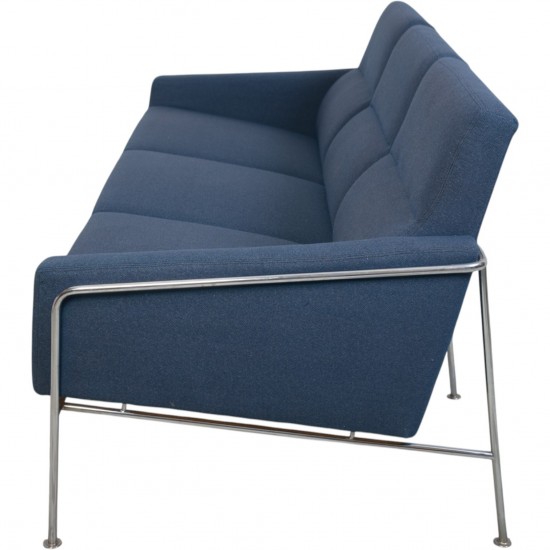 Arne Jacobsen 3303 3.seater airport sofa in blue fabric 1984