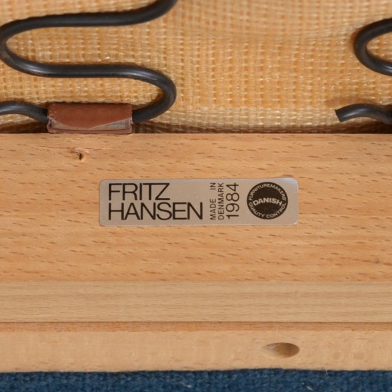 Arne Jacobsen 3303 3.seater airport sofa in blue fabric 1984