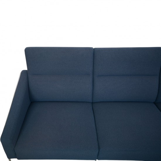 Arne Jacobsen 3303 3.seater airport sofa in blue fabric 1984