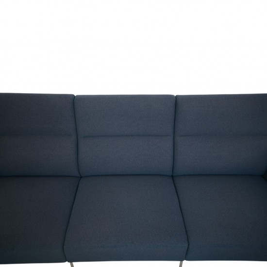 Arne Jacobsen 3303 3.seater airport sofa in blue fabric 1984