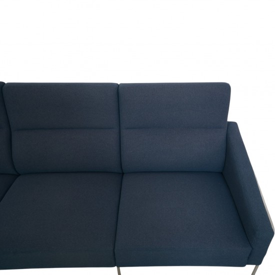 Arne Jacobsen 3303 3.seater airport sofa in blue fabric 1984