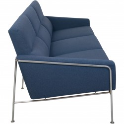 Arne Jacobsen 3303 3.seater airport sofa in blue fabric 1984