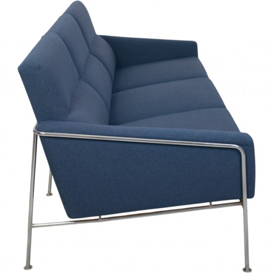 Arne Jacobsen 3303 3.seater airport sofa in blue fabric 1984