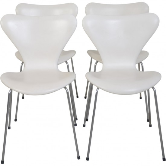 Sæt af 4 Arne Jacobsen Syver stole i hvid læder 1990'erne