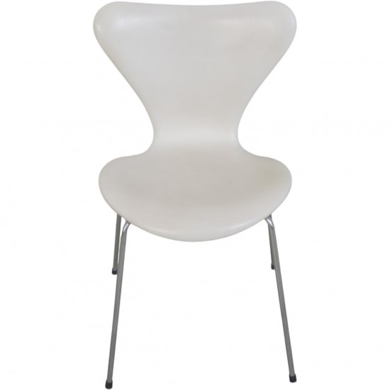 Sæt af 4 Arne Jacobsen Syver stole i hvid læder 1990'erne