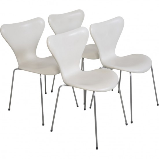 Sæt af 4 Arne Jacobsen Syver stole i hvid læder 1990'erne