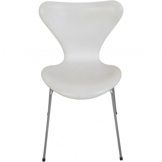 Sæt af 4 Arne Jacobsen Syver stole i hvid læder 1990'erne