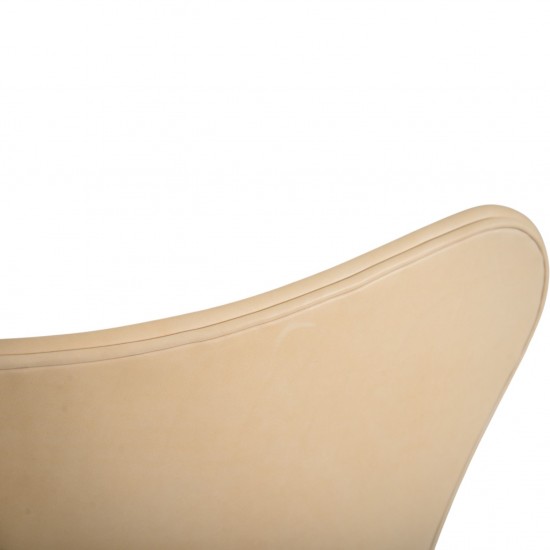 Sæt af 2 Arne Jacobsen Syver stole i natur læder 2000'erne
