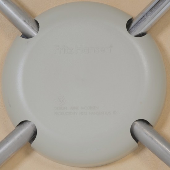 Sæt af 2 Arne Jacobsen Syver stole i natur læder 2000'erne