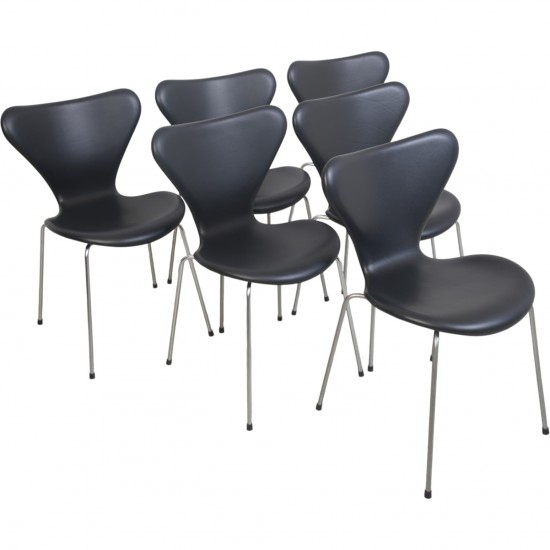 Sæt af 6 Arne Jacobsen Syver stole i sort læder 2000'erne