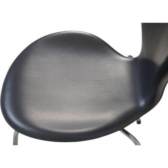 Sæt af 6 Arne Jacobsen Syver stole i sort læder 2000'erne