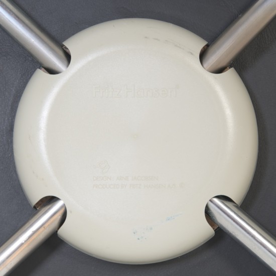 Sæt af 6 Arne Jacobsen Syver stole i sort læder 2000'erne