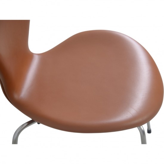 Set of 6 Arne Jacobsen Seven chairs in walnut classic leather 1979