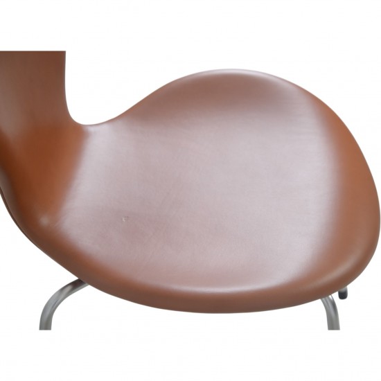 Set of 6 Arne Jacobsen Seven chairs in walnut classic leather 1979