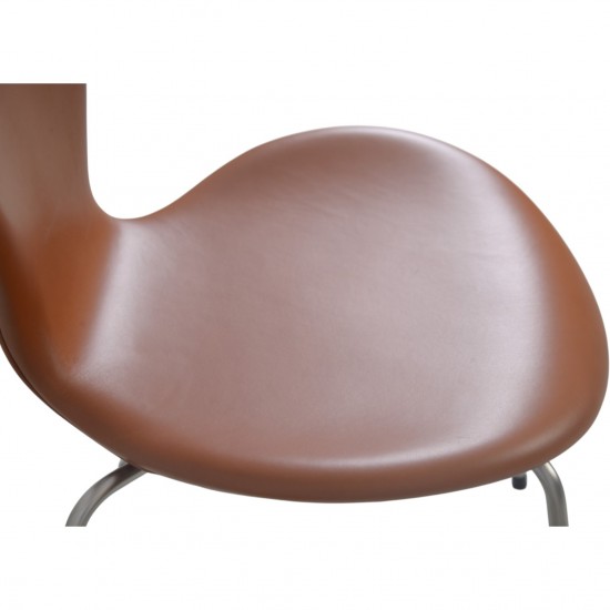 Set of 6 Arne Jacobsen Seven chairs in walnut classic leather 1979