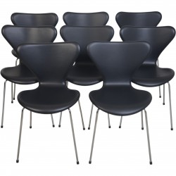 Set of 8 Arne Jacobsen Seven chairs in black classic leather 2000s