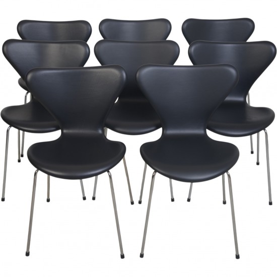Set of 8 Arne Jacobsen Seven chairs in black classic leather 2000s