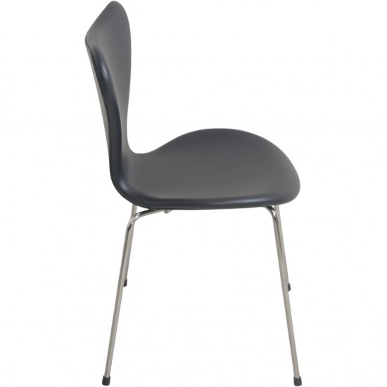 Set of 8 Arne Jacobsen Seven chairs in black classic leather 2000s