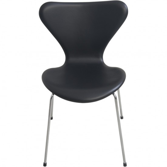 Set of 8 Arne Jacobsen Seven chairs in black classic leather 2000s