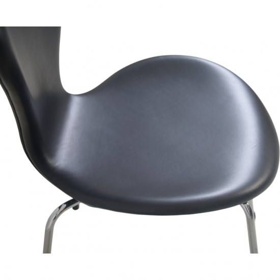Set of 8 Arne Jacobsen Seven chairs in black classic leather 2000s