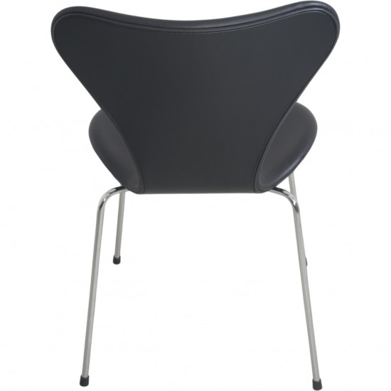 Set of 8 Arne Jacobsen Seven chairs in black classic leather 2000s
