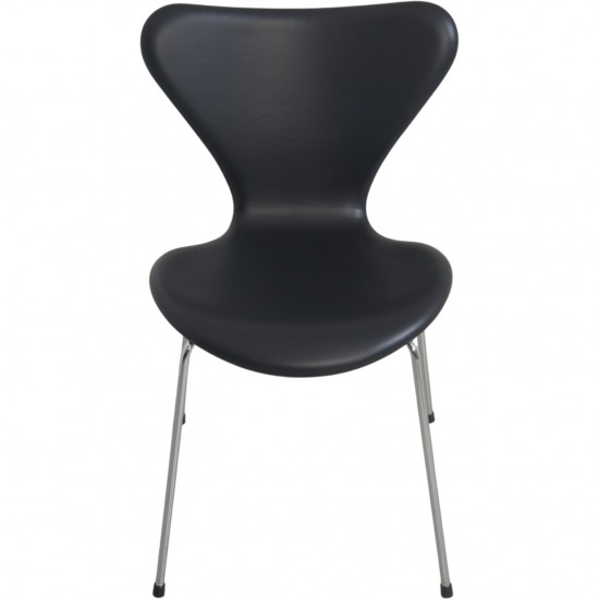 Set of 8 Arne Jacobsen Seven chairs in black classic leather 2000s