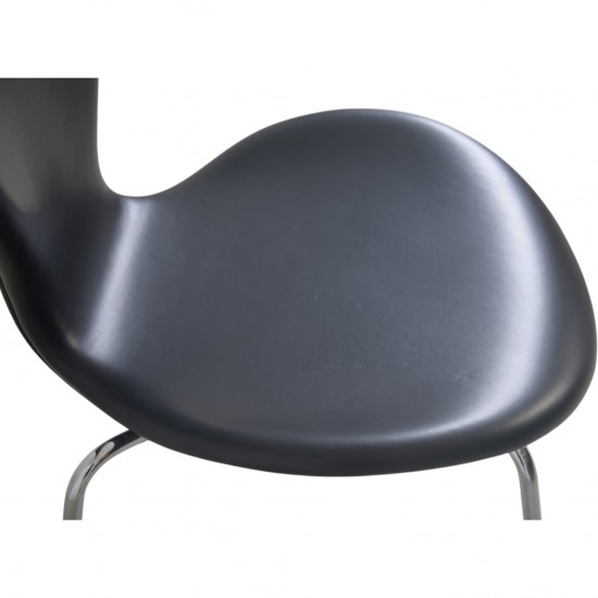 Set of 8 Arne Jacobsen Seven chairs in black classic leather 2000s