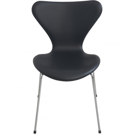 Set of 8 Arne Jacobsen Seven chairs in black classic leather 2000s