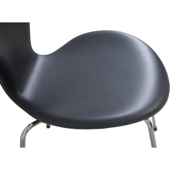 Set of 8 Arne Jacobsen Seven chairs in black classic leather 2000s