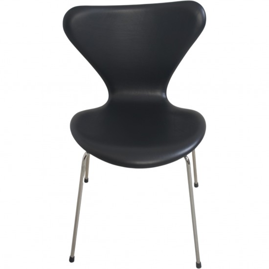 Set of 8 Arne Jacobsen Seven chairs in black classic leather 2000s