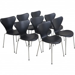 Set of 8 Arne Jacobsen Seven chairs in black classic leather 2000s