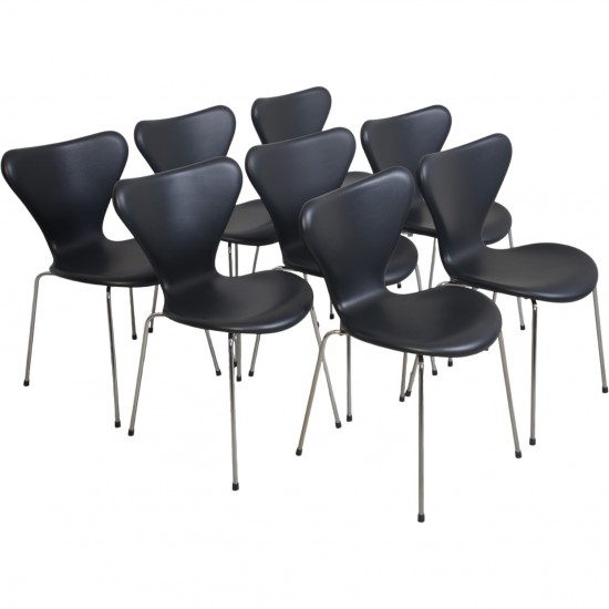 Set of 8 Arne Jacobsen Seven chairs in black classic leather 2000s