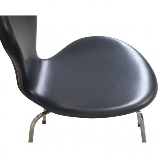 Set of 8 Arne Jacobsen Seven chairs in black classic leather 2000s
