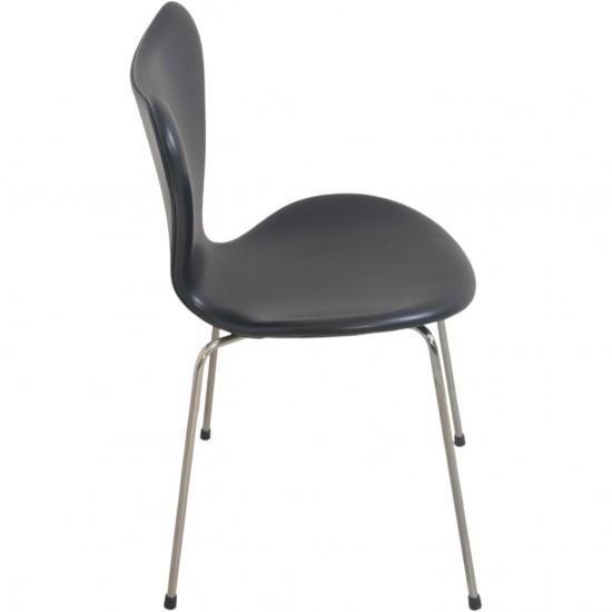 Set of 8 Arne Jacobsen Seven chairs in black classic leather 2000s