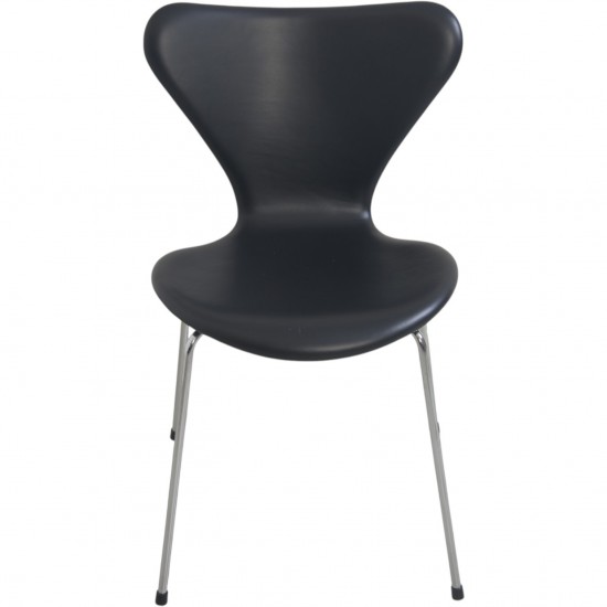 Set of 8 Arne Jacobsen Seven chairs in black classic leather 2000s