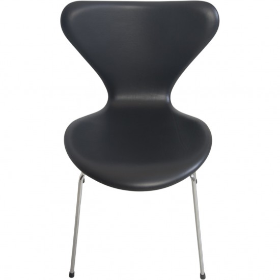 Set of 8 Arne Jacobsen Seven chairs in black classic leather 2000s