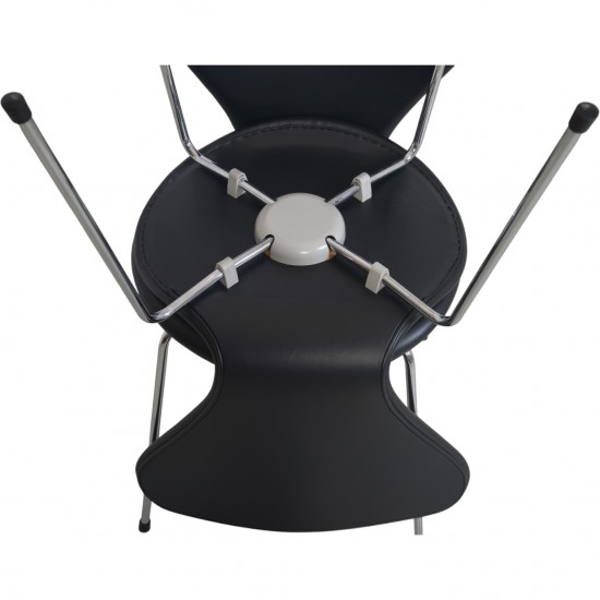 Set of 8 Arne Jacobsen Seven chairs in black classic leather 2000s