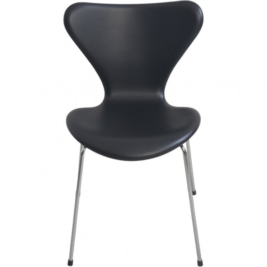 Set of 8 Arne Jacobsen Seven chairs in black classic leather 2000s