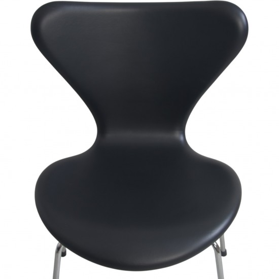Set of 8 Arne Jacobsen Seven chairs in black classic leather 2000s