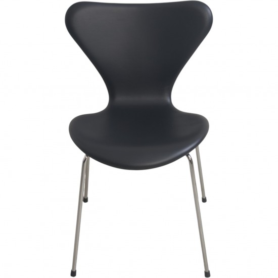 Set of 8 Arne Jacobsen Seven chairs in black classic leather 2000s