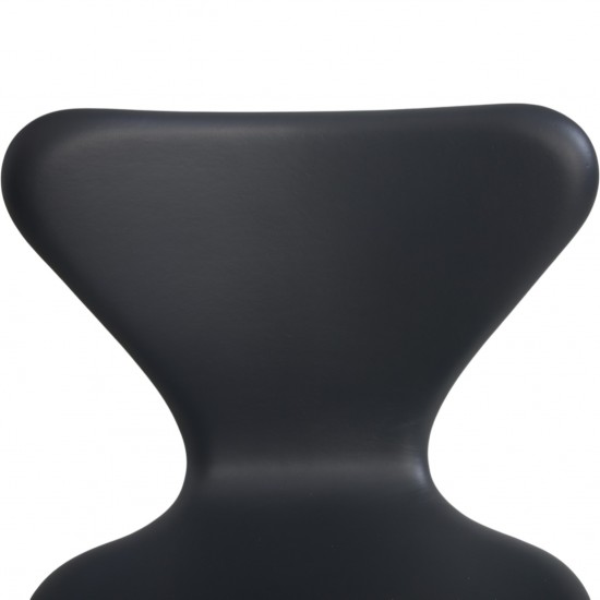 Set of 8 Arne Jacobsen Seven chairs in black classic leather 2000s