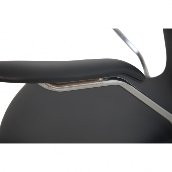 Arne Jacobsen 3207 seven armchair in black classic leather 2010s