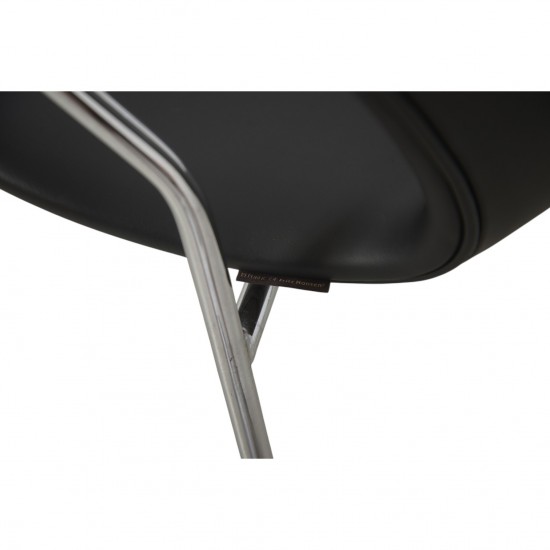 Arne Jacobsen 3207 seven armchair in black classic leather 2010s
