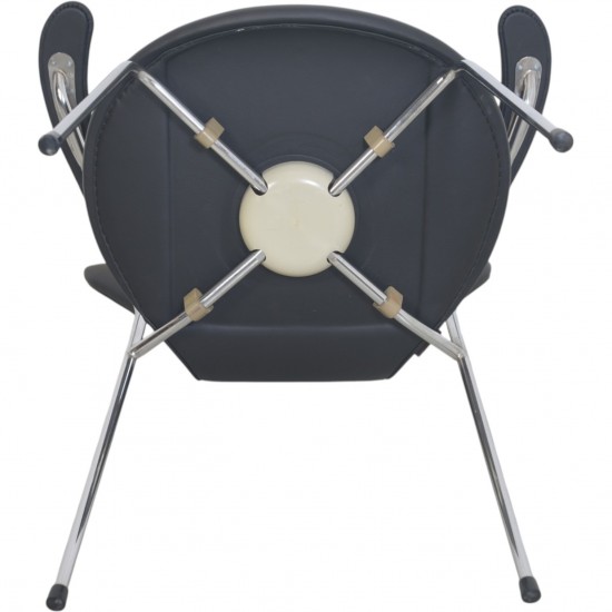 Arne Jacobsen 3207 seven armchair in black classic leather 2010s