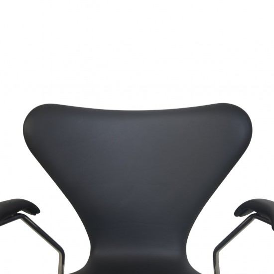 Arne Jacobsen 3207 seven armchair in black classic leather 2010s