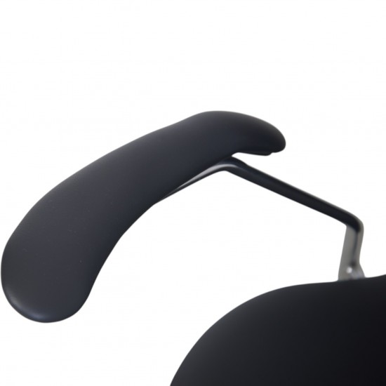 Arne Jacobsen 3207 seven armchair in black classic leather 2010s